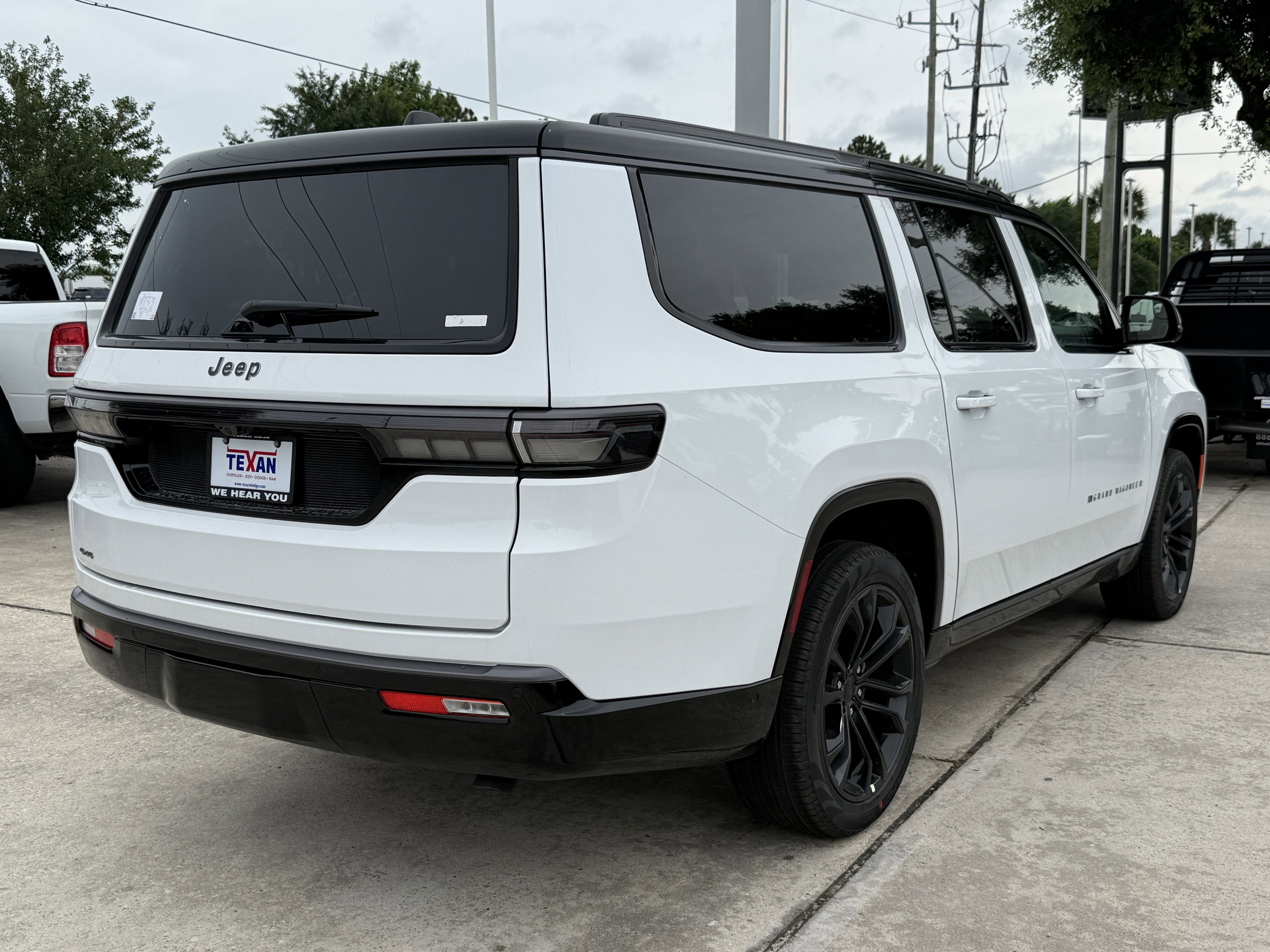 New 2026 Bright White Clear-Coat Exterior Paint Jeep Summit Reserve image 4
