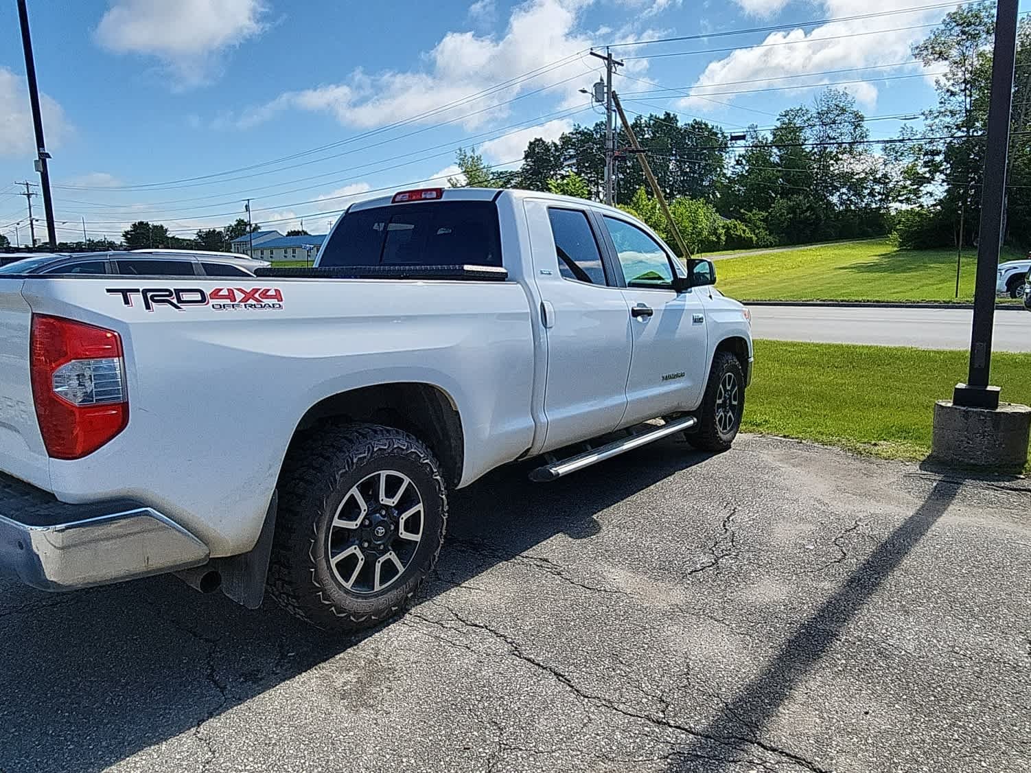 Used 2016 White Toyota SR5 image 4