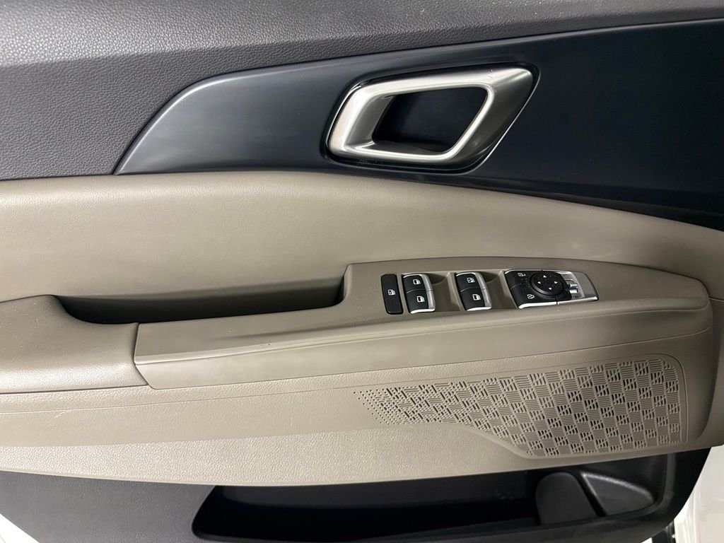 Used 2025 White Kia LXS image 18
