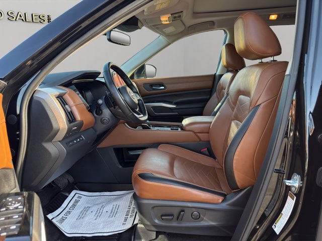 Used 2022 Super Black Nissan Platinum image 9