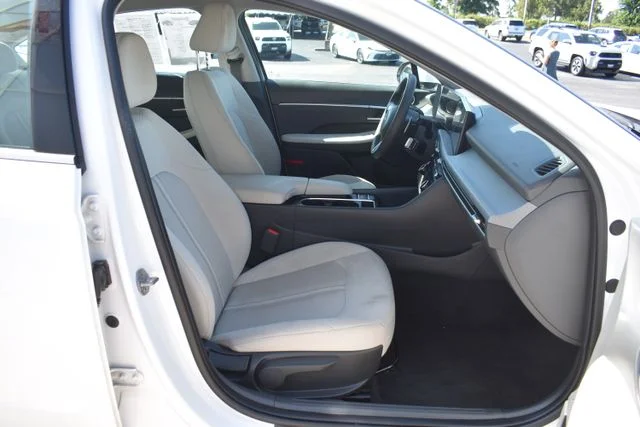 Used 2024 White Hyundai SEL image 17