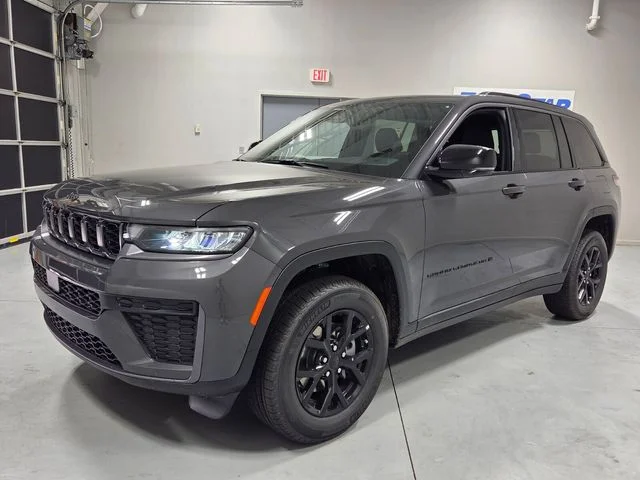 New 2026 Baltic Gray Metallic Clear-Coat Exterior Paint Jeep Altitude image 3