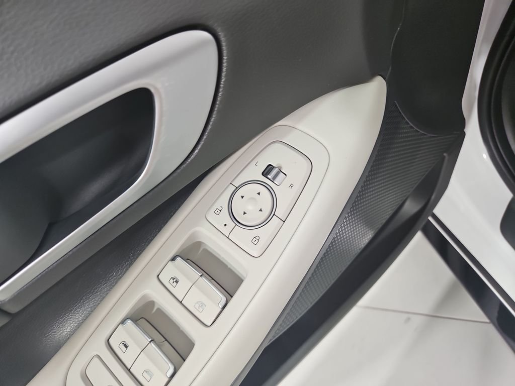 Used 2025 White Hyundai SEL image 13