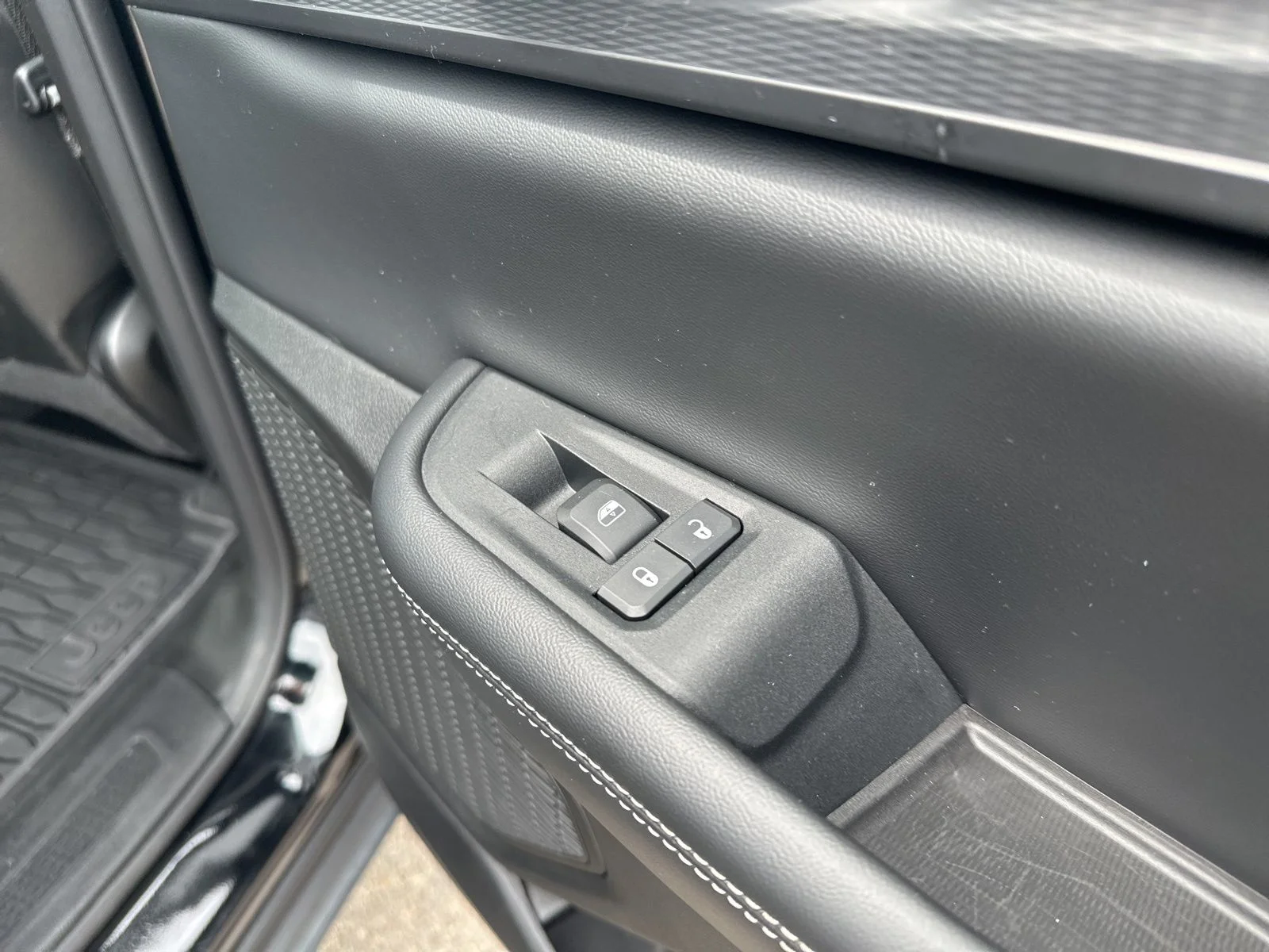 Used 2024 Black Jeep Laredo image 28