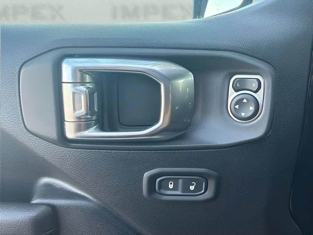 Used 2023  Jeep Mojave image 10