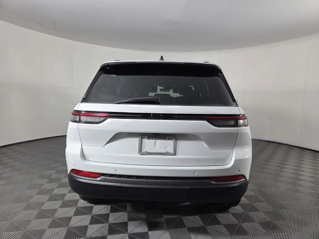 New 2026 Bright White Clear-Coat Exterior Paint Jeep Laredo Altitude image 5