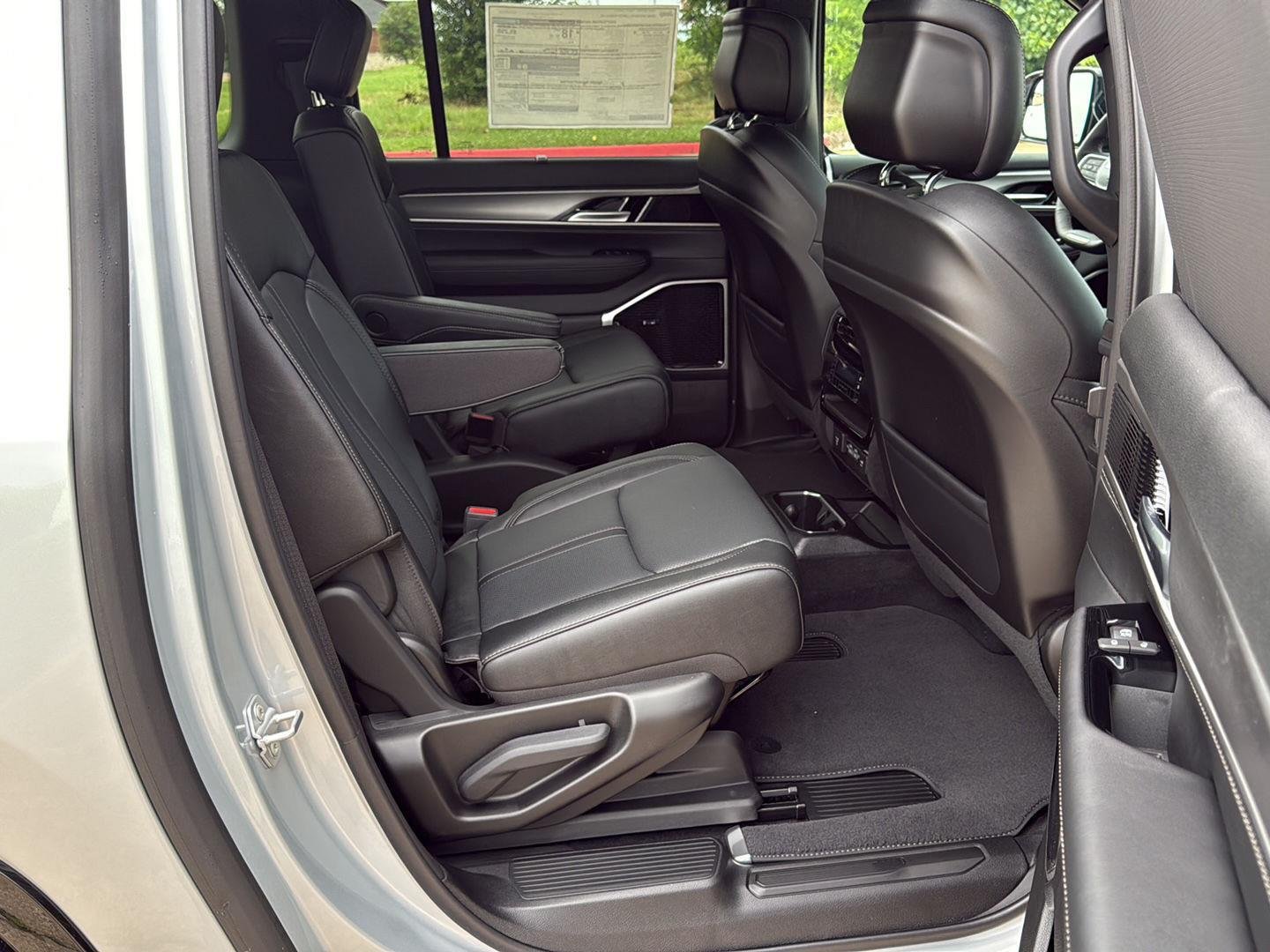 New 2026 Silver-Zynith Exterior Paint Jeep Limited Reserve image 30