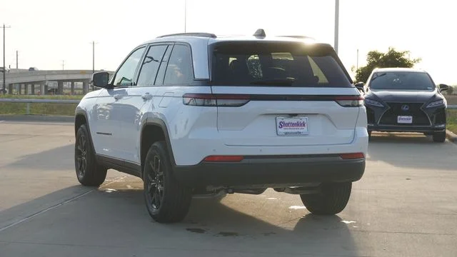 New 2026 Bright White Clear-Coat Exterior Paint Jeep Altitude image 7