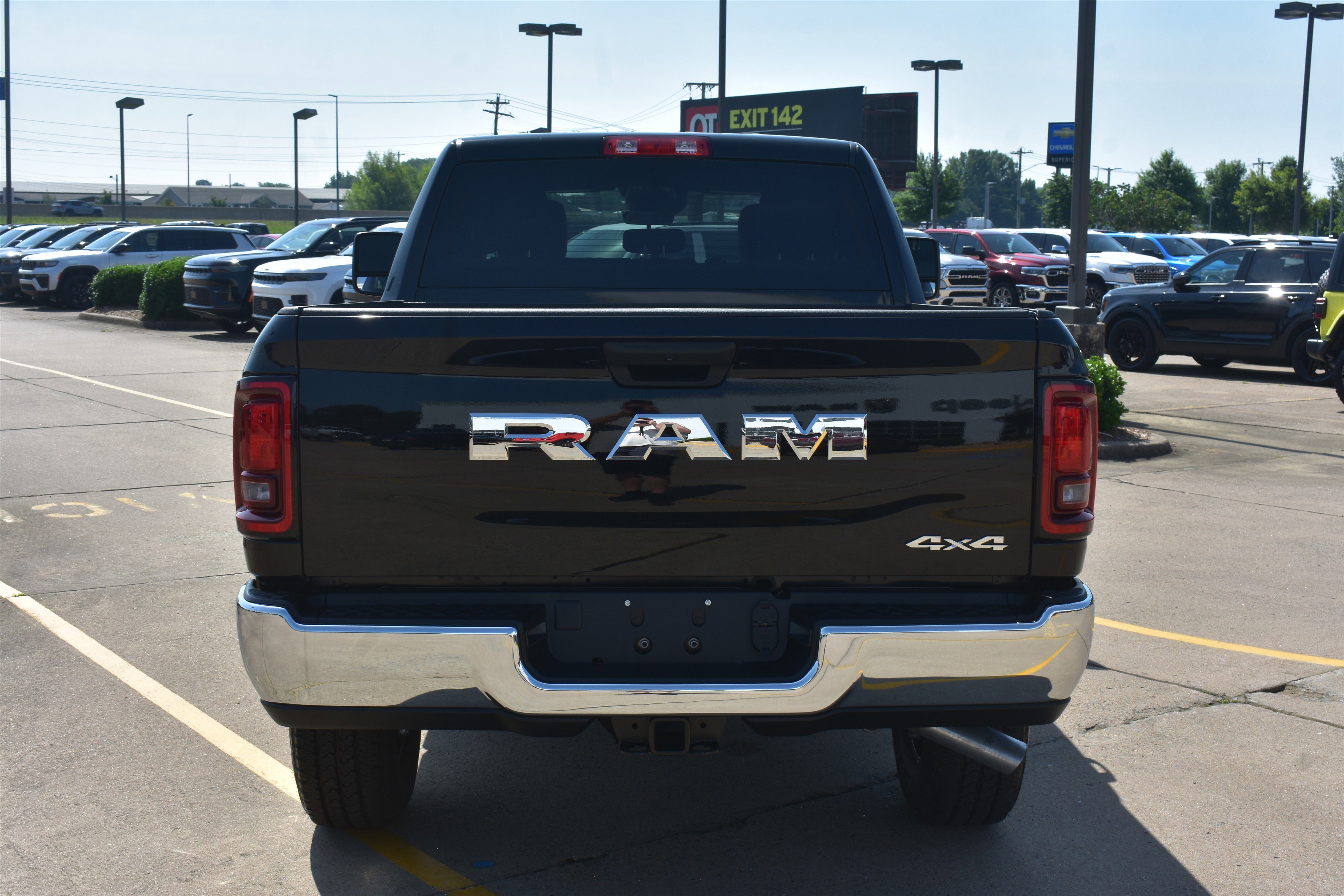 New 2026 Diamond Black Crystal Pearl-Coat Exterior Paint RAM Tradesman image 6