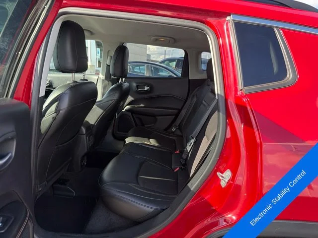 Used 2018 Redline Pearlcoat Jeep Latitude image 11