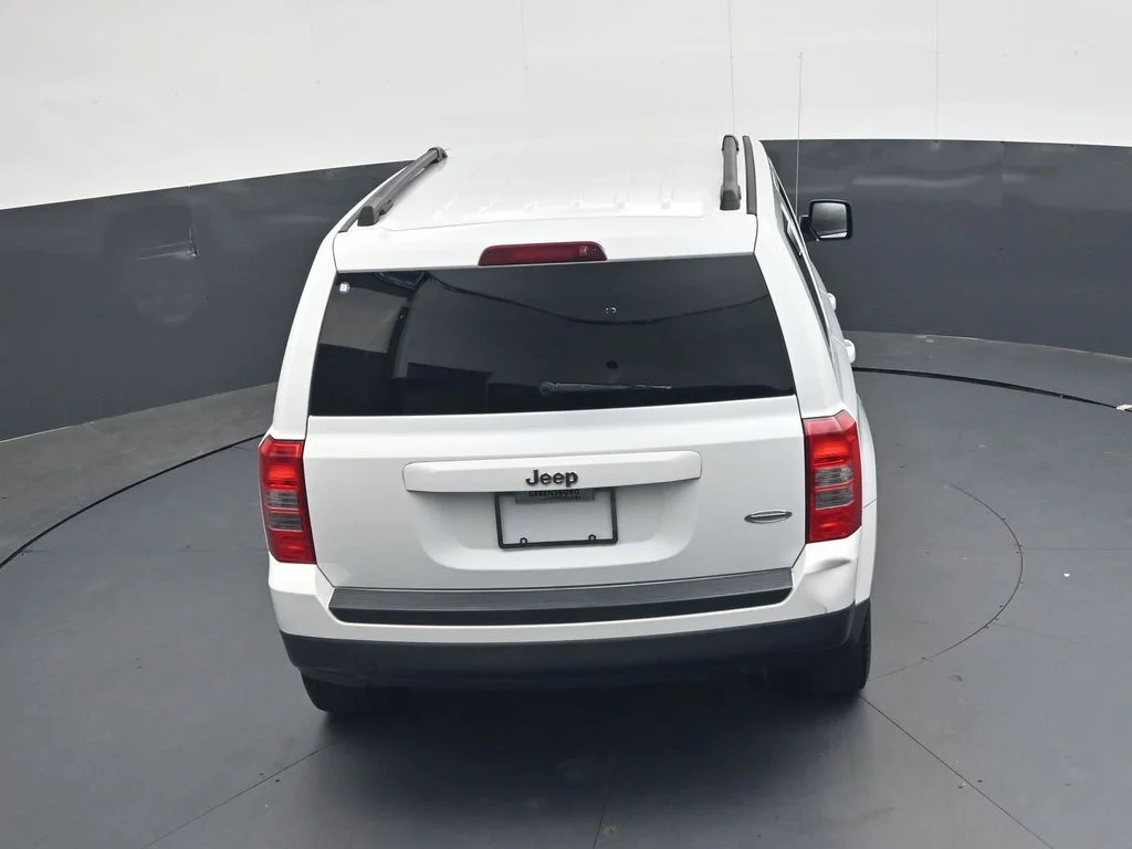 Used 2015 Bright White Clearcoat Jeep Latitude image 26