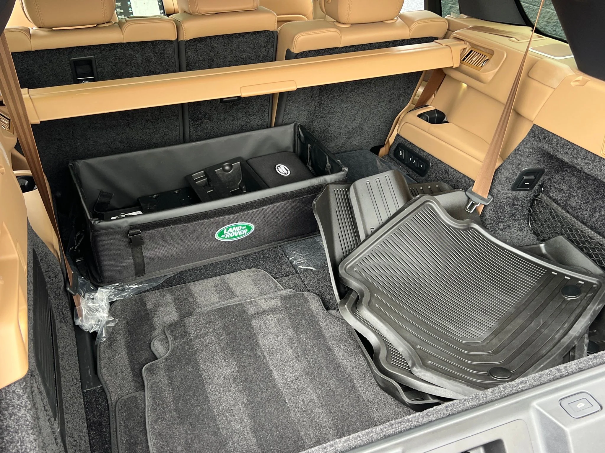 Used 2025 Gray Land Rover SE LWB image 21