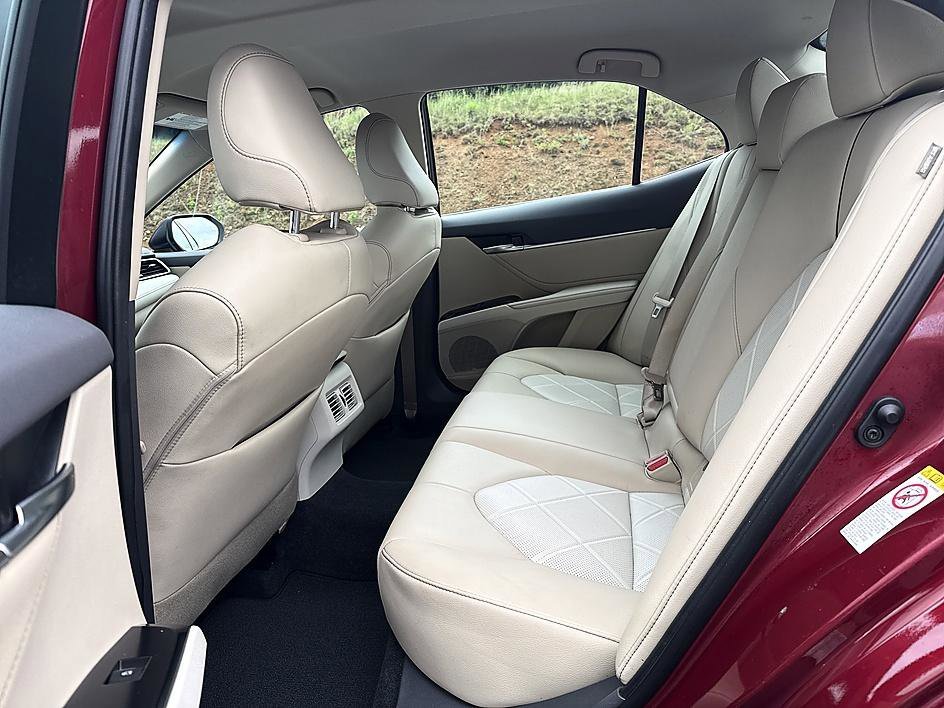 Used 2018 Ruby Flare Pearl Toyota XLE image 12