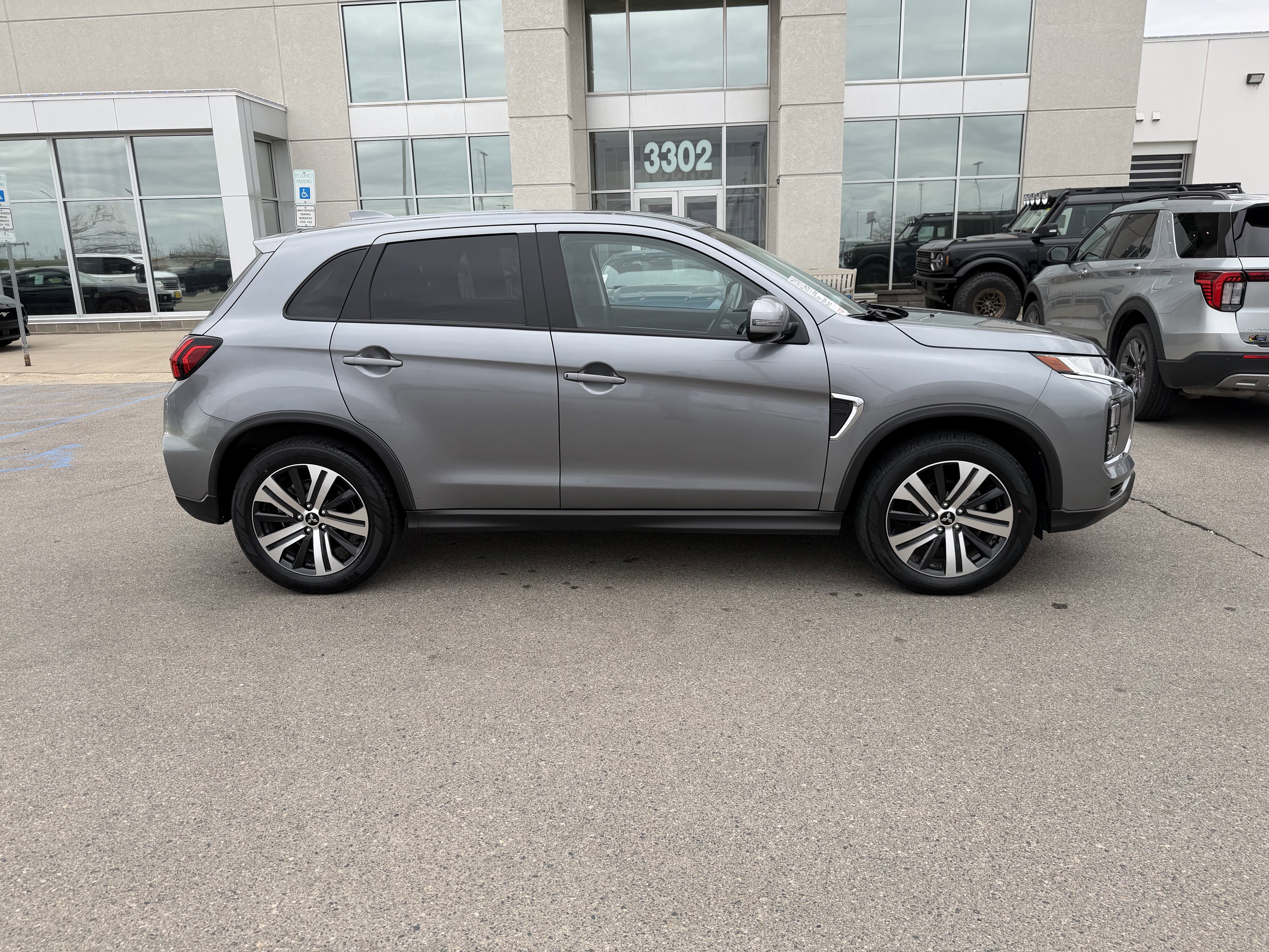 Used 2025 Mercury Gray Metallic Mitsubishi SE image 9