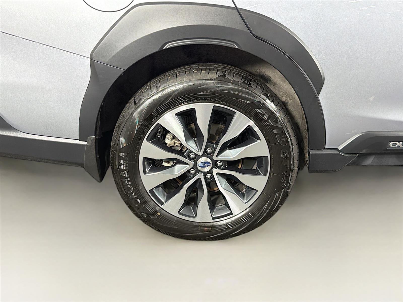 Used 2025 Ice Silver Metallic Subaru Limited image 35