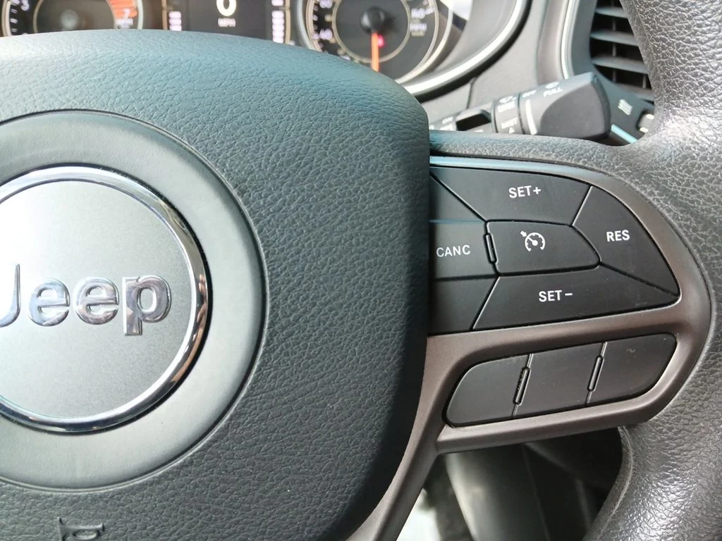 Used 2021 White Jeep Latitude image 23