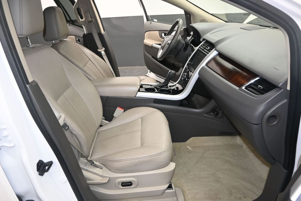 Used 2011 White Ford Limited image 23
