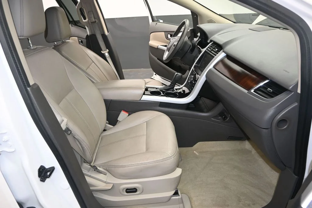 Used 2011 White Platinum Clearcoat Metallic Ford Limited image 23