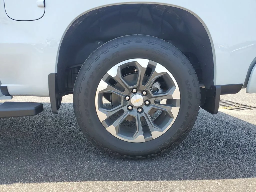 New 2026 Polar White Tricoat Chevrolet High Country image 39
