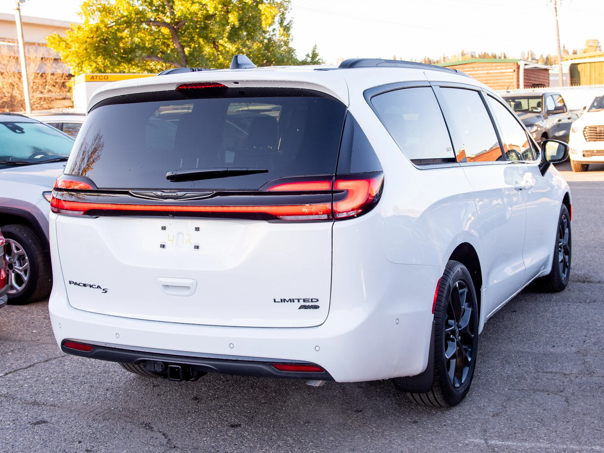 Used 2025 White Chrysler Limited* AWD, Safety Sphere, Panoramic Sunroof, Cooled/Heated Leather image 5