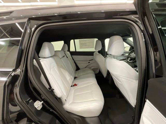 New 2026 Diamond Black Crystal Pearl-Coat Exterior Paint Jeep Laredo image 24
