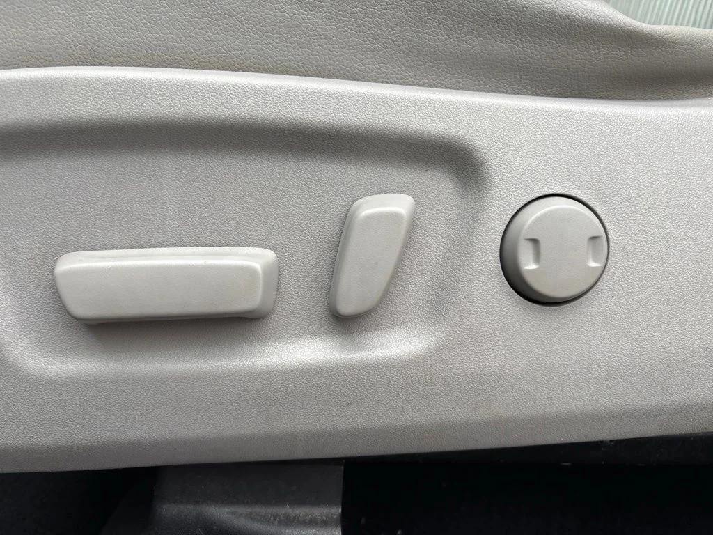 Used 2018 White Toyota LE image 22