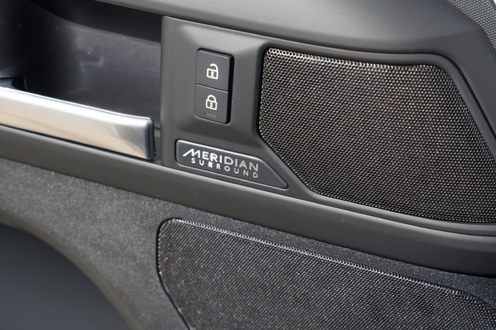 New 2026 Fuji White Land Rover X-Dynamic SE image 11