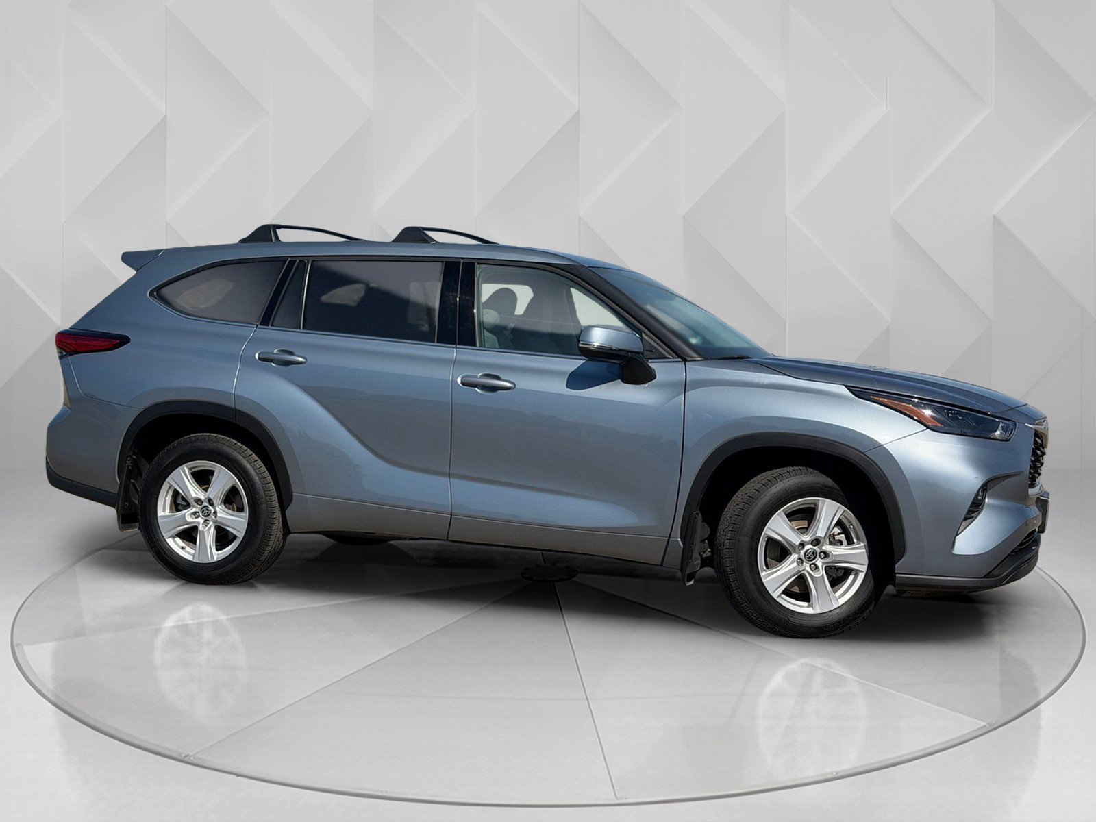 Certified Used 2022 Moon Dust Toyota LE image 7