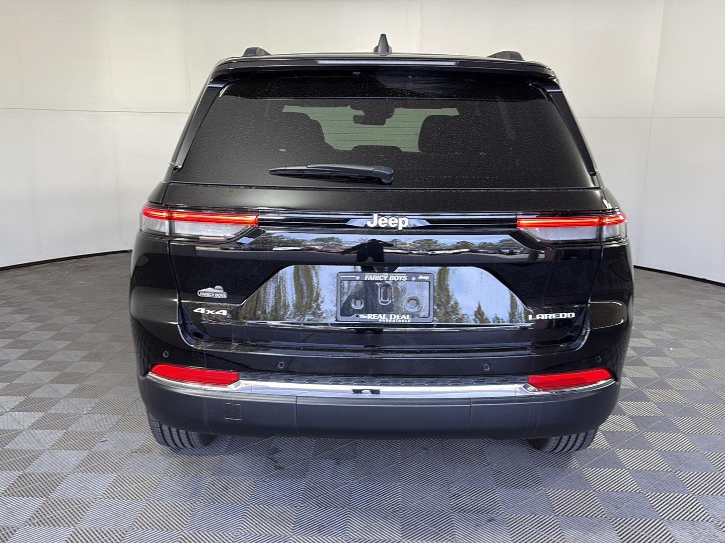 New 2025 Diamond Black Crystal Pearl-Coat Exterior Paint Jeep Laredo image 5