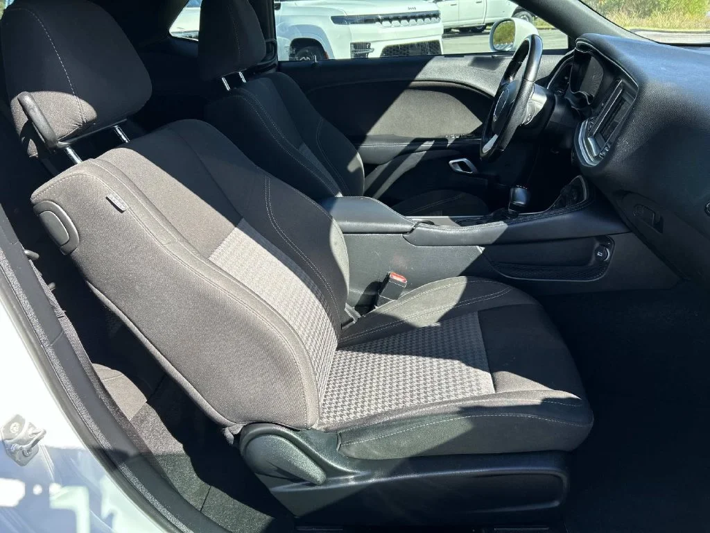 Used 2021 White Dodge SXT image 27
