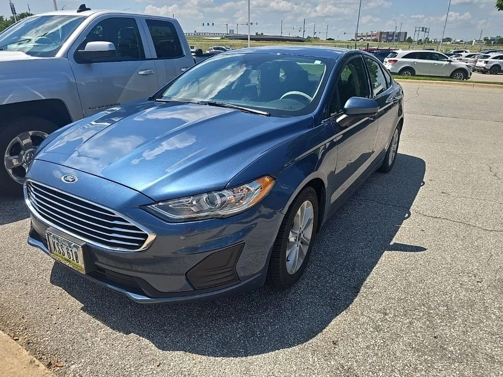 Used 2019 Blue Ford SE image 2