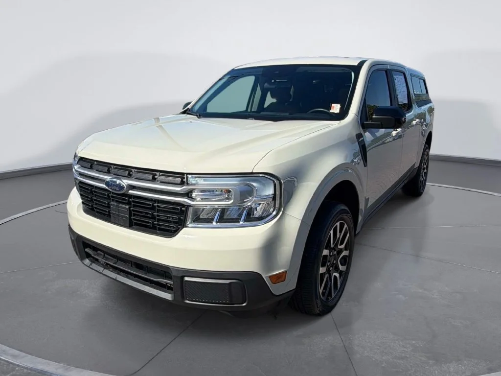 Used 2024  Ford Lariat image 3