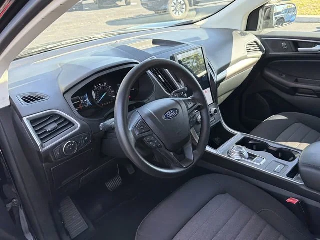 Used 2022 Black Ford SE image 18