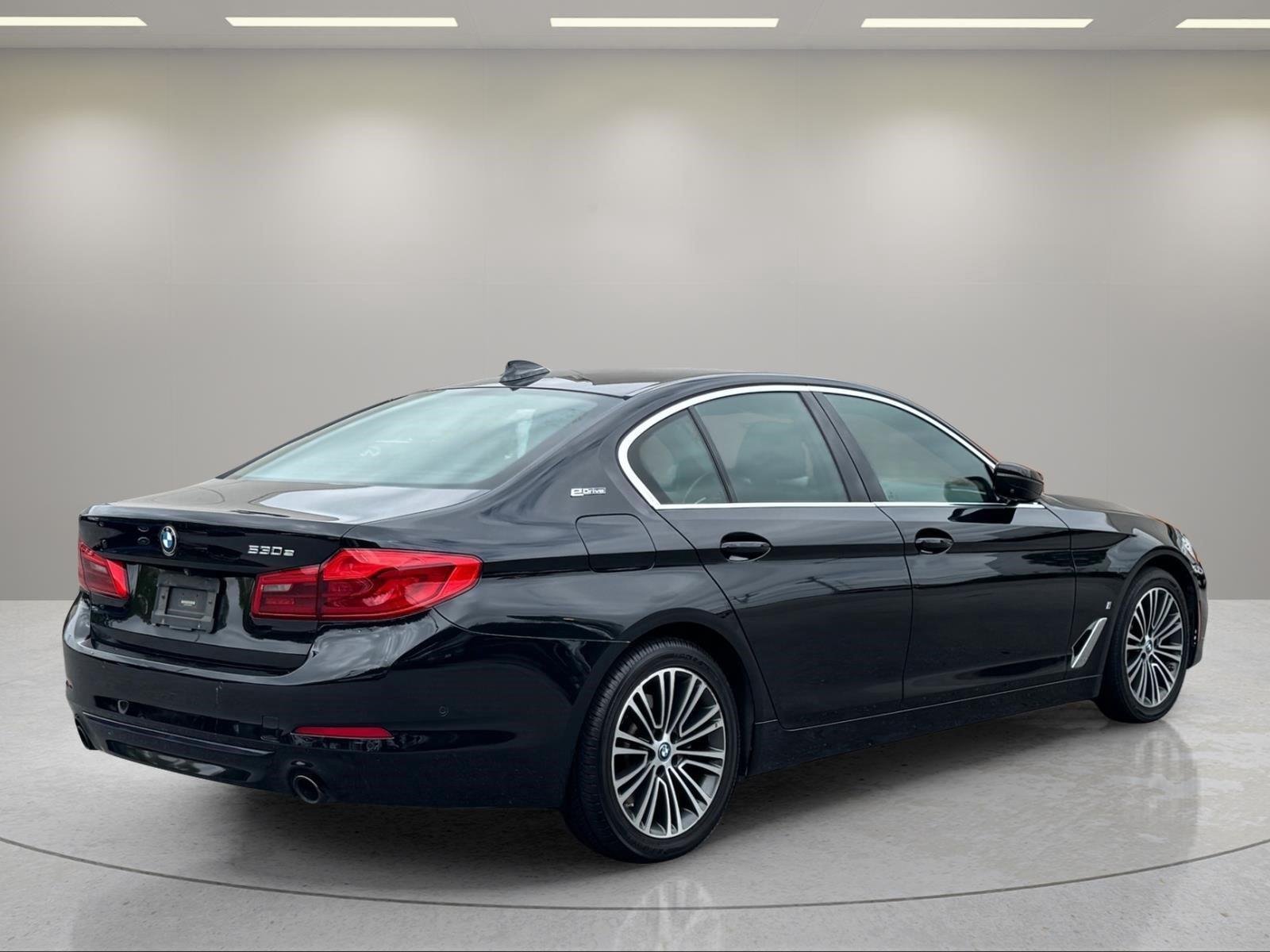 Used 2019 Black Sapphire Metallic BMW 530e iPerformance image 5