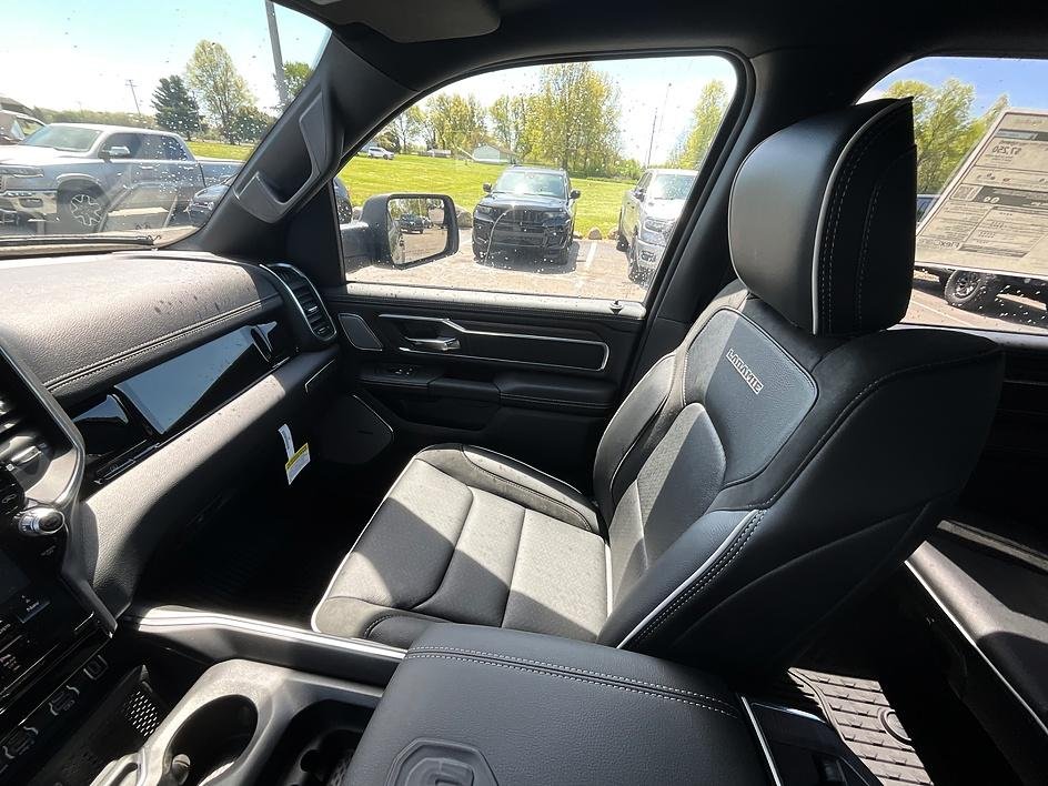 New 2026 Diamond Black Crystal Pearl-Coat Exterior Paint RAM Laramie image 34