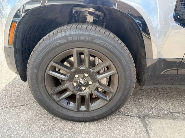 Used 2021 Gray Land Rover X-Dynamic SE image 20