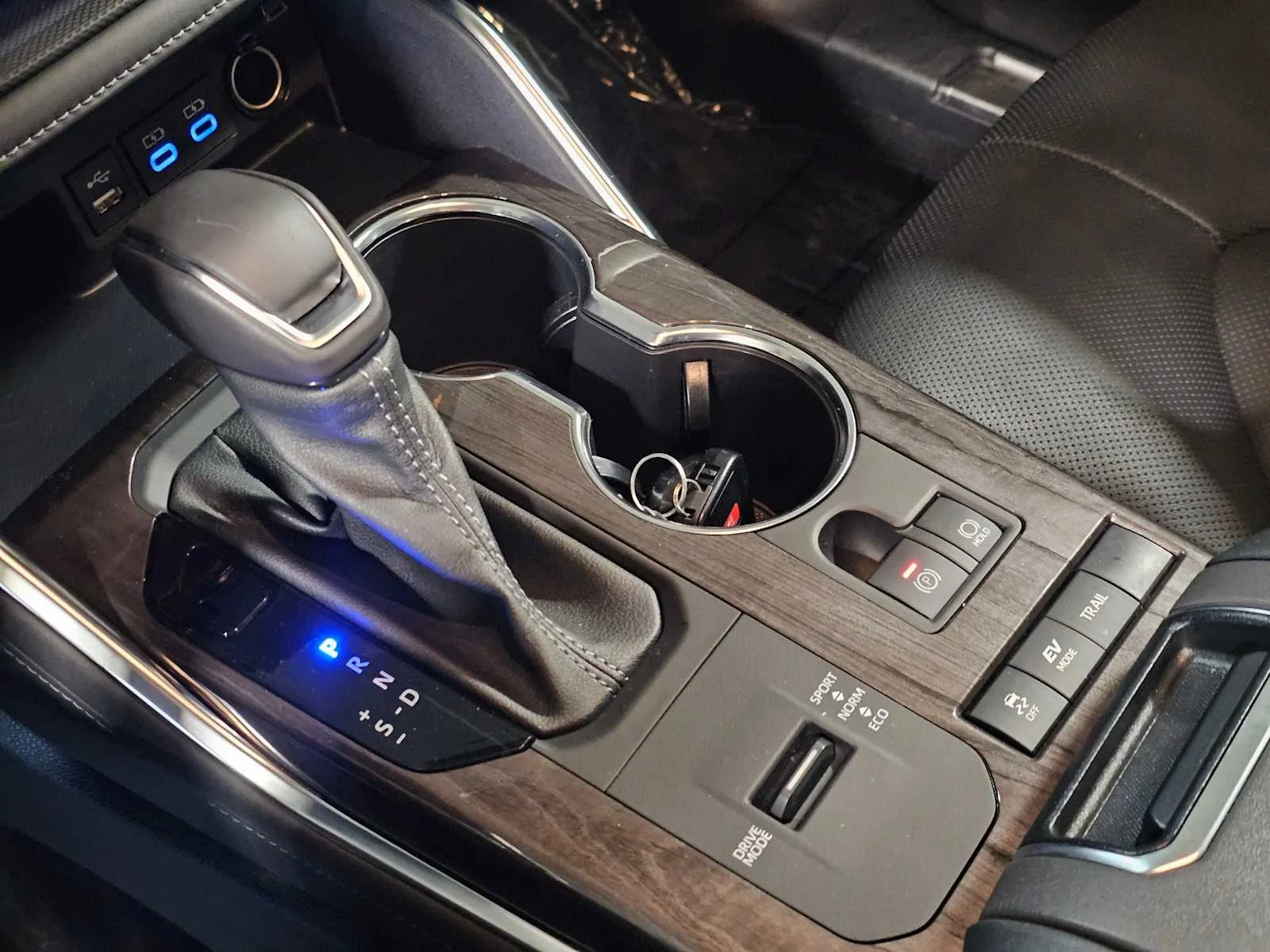 Used 2022 Midnight Black Metallic Toyota Hybrid Platinum image 20