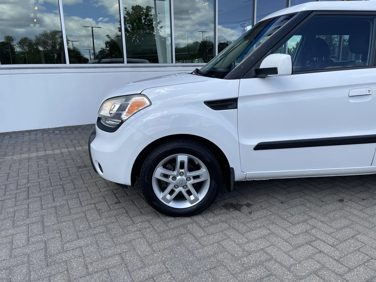 Used 2010 Clear White Kia + image 9
