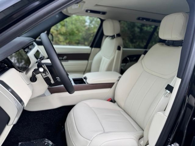 New 2027 Santorini Black Land Rover SE image 10