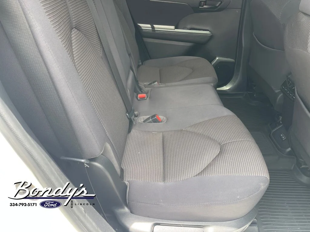 Used 2023 Pearl Toyota LE image 16