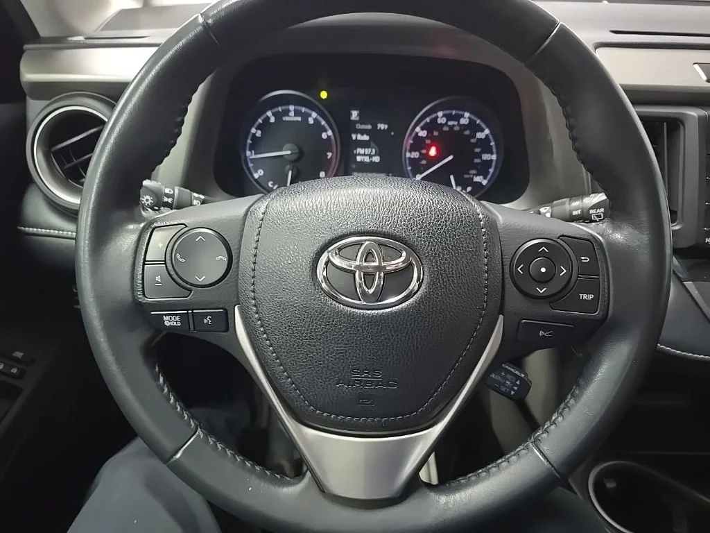 Used 2018 Black Toyota XLE image 19