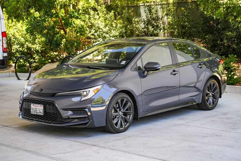 Used 2025 Gray Toyota SE image 3