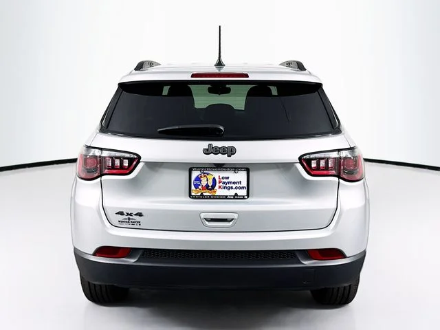 New 2026 Silver Zynith Metallic Clear-Coat Exterior Paint Jeep Latitude image 6