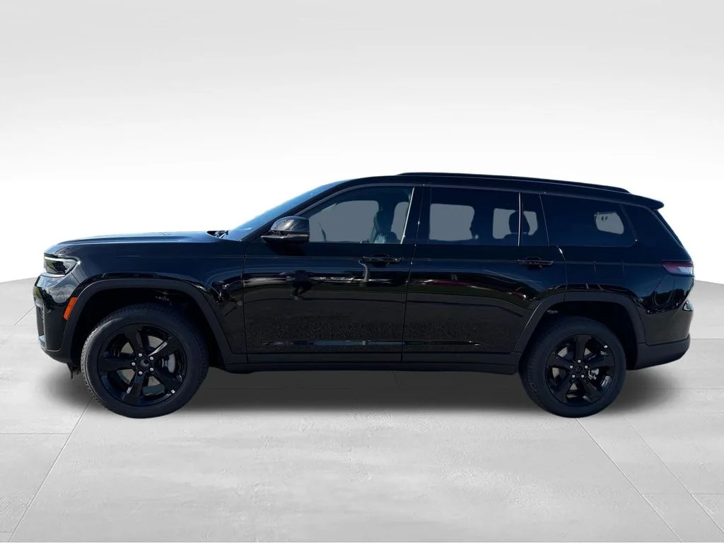 New 2026 Diamond Black Crystal Pearl-Coat Exterior Paint Jeep Limited image 3