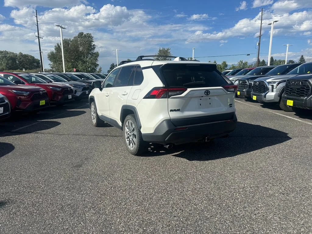 Used 2021 White Toyota XLE Premium image 2