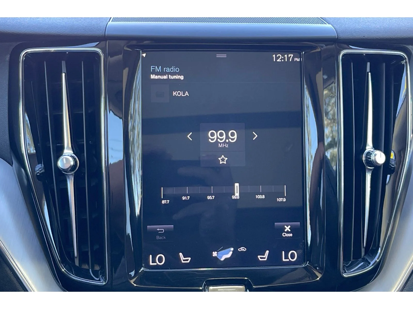 Used 2018 Ice White Volvo Momentum image 27