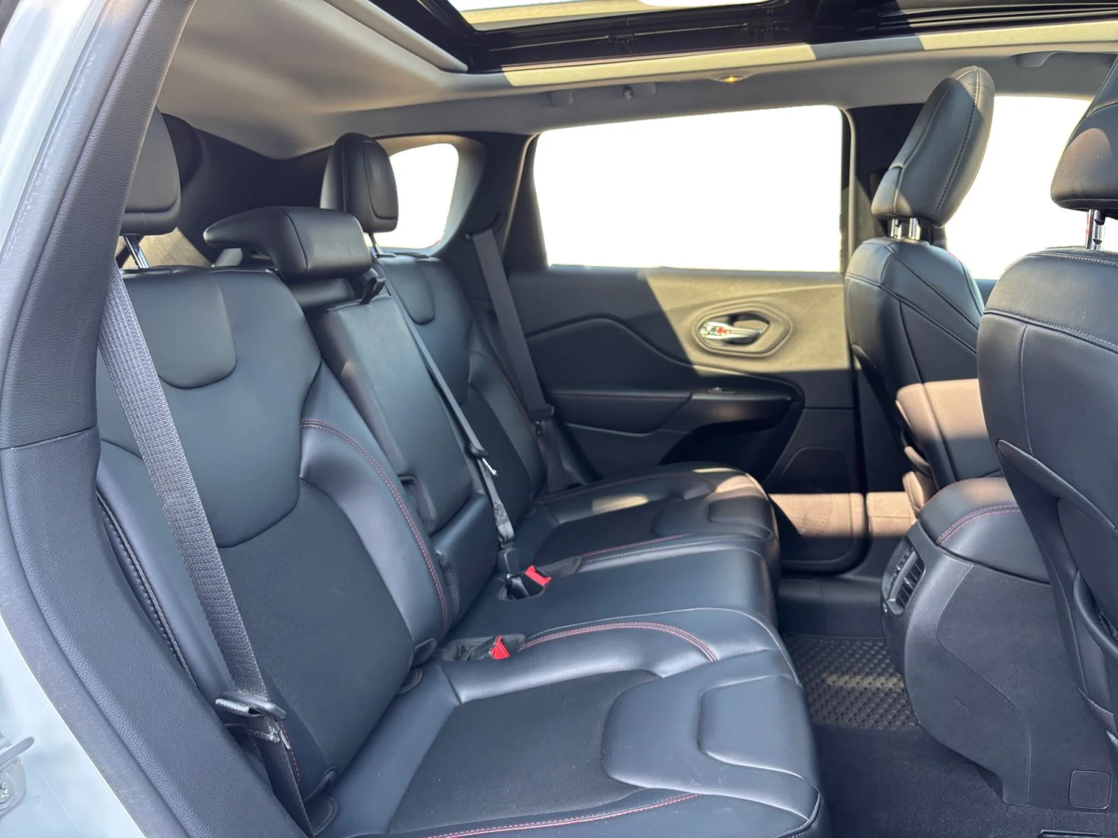 Used 2021 White Jeep Trailhawk image 18