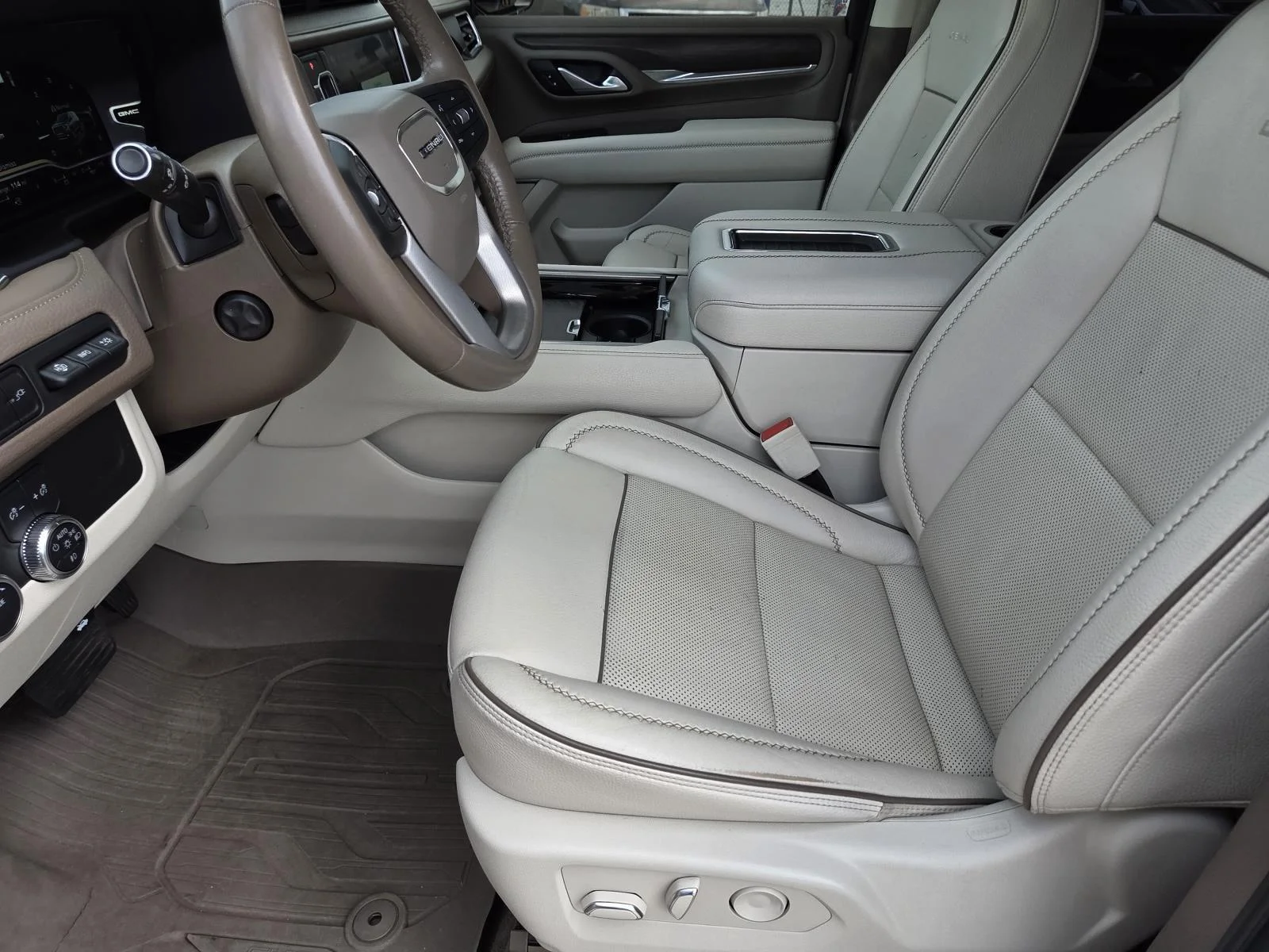 Used 2022 White Frost Tricoat GMC Denali image 29