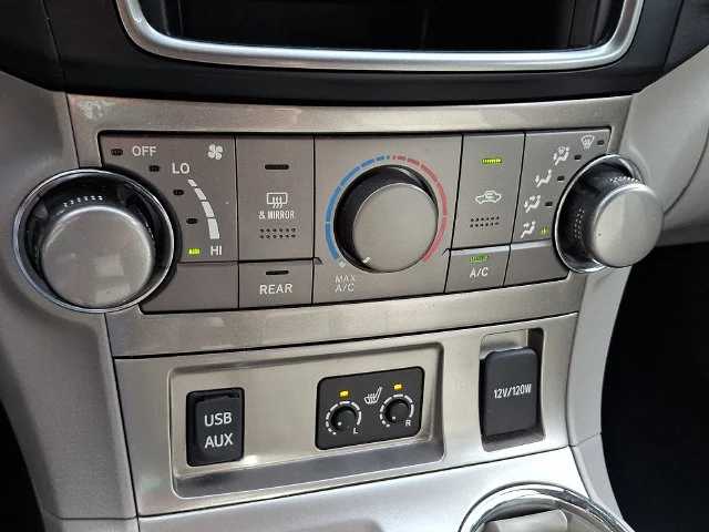 Used 2013 White Toyota SE image 18