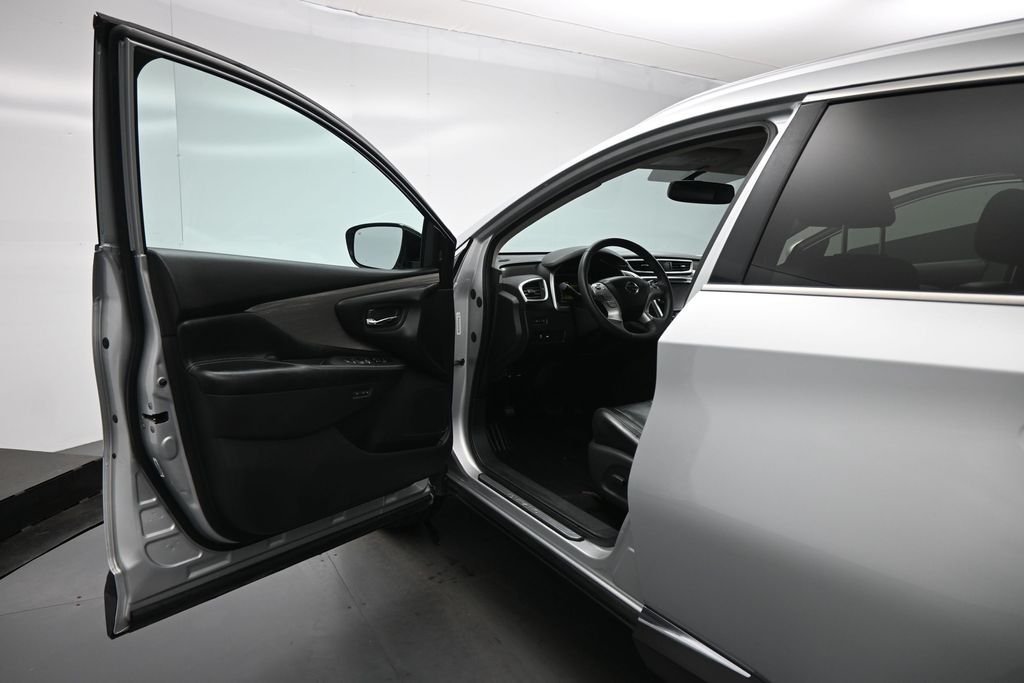Used 2016 Silver Nissan SL image 8